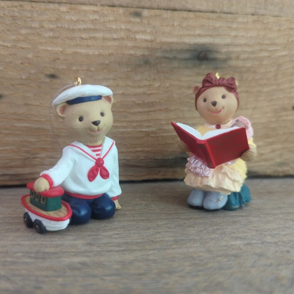 Vintage 1993 Bearingers of Victoria Circle by Hallmark Abearnathy & Bearnadette